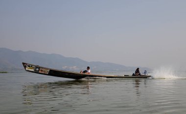 Inle Gölü'nde ahşap tekne, Myanmar 