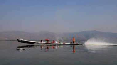 Inle Gölü'nde ahşap tekne, Myanmar 