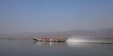 Inle Gölü'nde ahşap tekne, Myanmar 