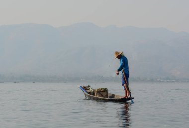 Inle Gölü'nde balık yakalamak, Myanmar