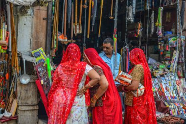 Sokakta traditonal elbise (sari) Hint kadınlar 