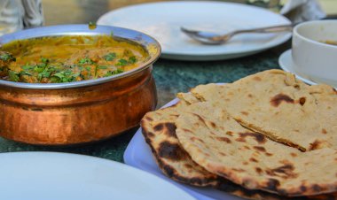 Hint ekmeği ile tereyağı tavuk köri (roti) 