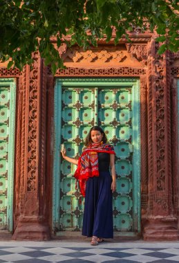 Asya şehir manzarasında poz veren genç kadın turist