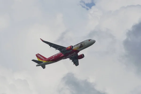 Atterrissage en avion à l'aéroport — Photo