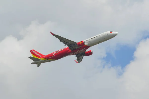 Atterrissage en avion à l'aéroport — Photo