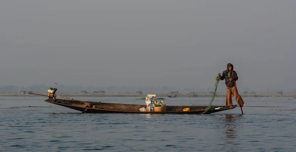 Fånga fisk på Inle Lake, Myanmar — Stockfoto