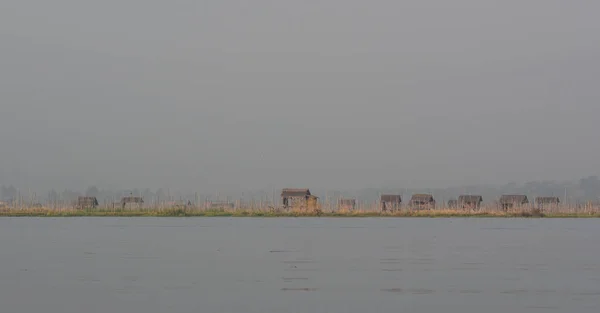 Drijvende huizen aan het Inle-meer, Myanmar — Stockfoto