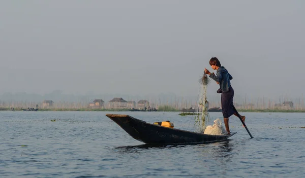 Catching fish on Inle Lake, Myanmar — Stock Photo, Image