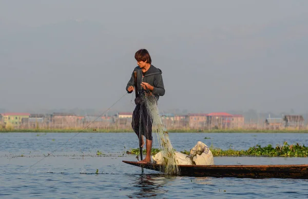 Prinderea peștilor pe Lacul Inle, Myanmar — Fotografie, imagine de stoc