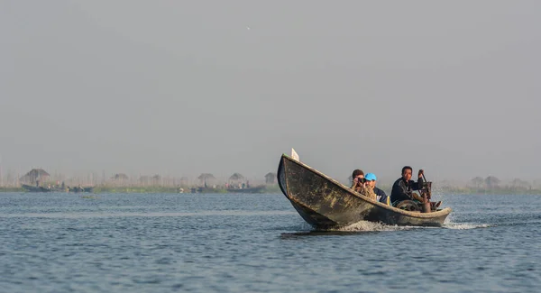 Barco de madeira em Inle Lake, Myanmar — Fotografia de Stock