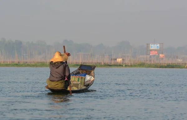 Captura de peixes no lago Inle, Mianmar — Fotografia de Stock