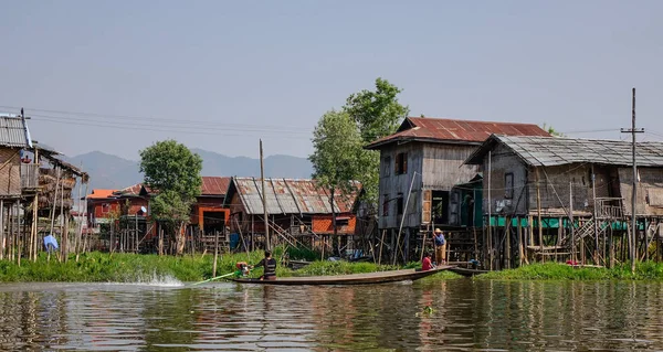 Plovoucí domy na Inle Lake, Myanmaru — Stock fotografie