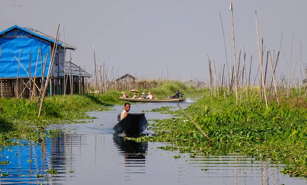 Деревянная лодка на озере Инле, Мьянма — стоковое фото