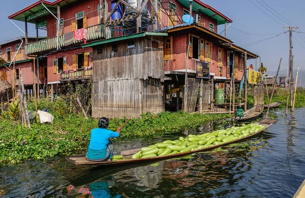 Casas flotantes en Inle Lake, Myanmar — Foto de Stock