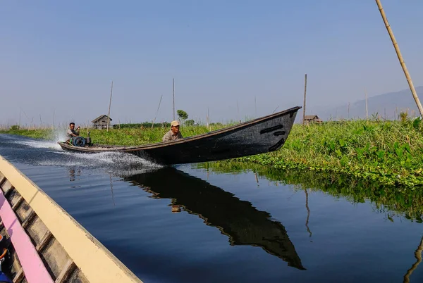 Dřevěná loď na Inle Lake, Myanmaru — Stock fotografie