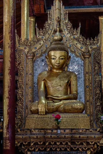 Antigua estatua de Buda en el monasterio —  Fotos de Stock