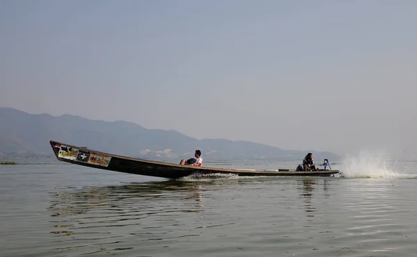 Barco de madeira em Inle Lake, Myanmar — Fotografia de Stock