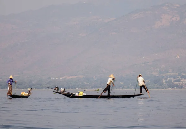 Captura de peixes no lago Inle, Mianmar — Fotografia de Stock