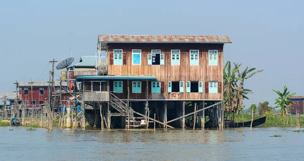 Plovoucí domy na Inle Lake, Myanmaru — Stock fotografie