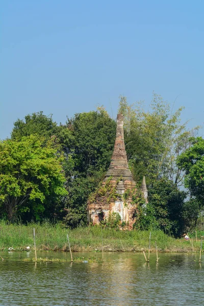 Oude stoepa op de oever van het Inlemeer — Stockfoto