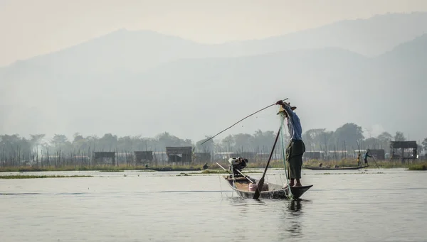 Captura de peixes no lago Inle, Mianmar — Fotografia de Stock