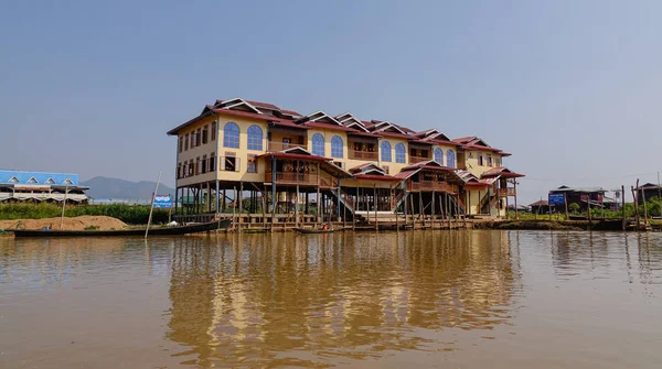Floating houses on Inle Lake, Myanmar — Stock Photo, Image