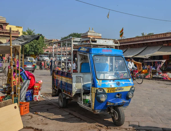 Taxi tuk tuk na ulicy w Jodhpur, Indie — Zdjęcie stockowe