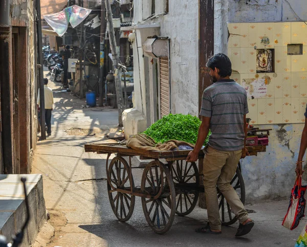 Ένας προμηθευτής που πουλάει λαχανικά στο δρόμο — Φωτογραφία Αρχείου