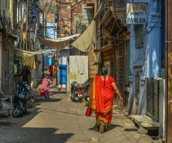 Indian women in traditonal dress (sari) on street — Stock Photo, Image