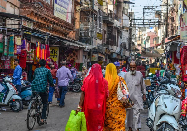 路上でトラディンドレス(サリ)を着たインドの女性 — ストック写真
