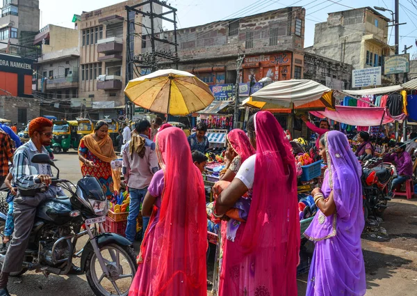 Indian women in traditonal dress (sari) on street — Stock Photo, Image