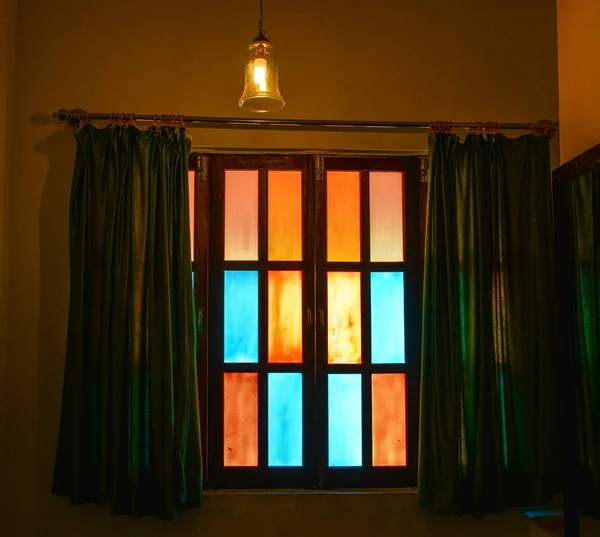 Ventana colorida con cortina en casa oscura — Foto de Stock