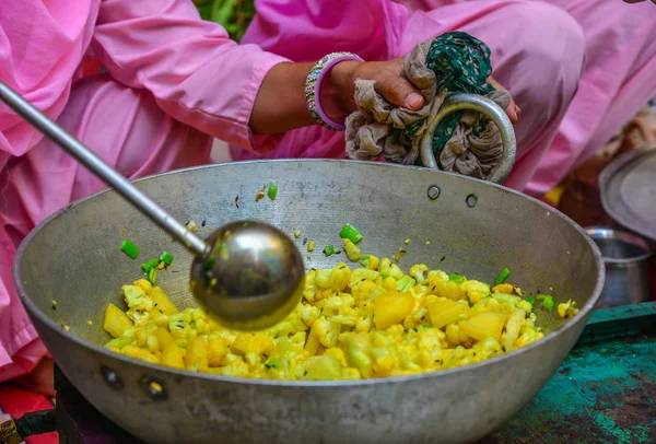 Mujer india cocinando brócoli frito — Foto de Stock