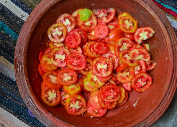 Rote Tomaten schneiden — Stockfoto