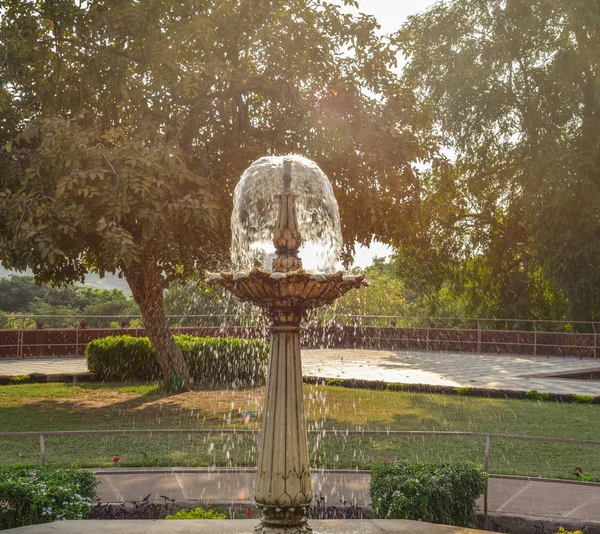 Ancienne fontaine devant le temple hindou — Photo