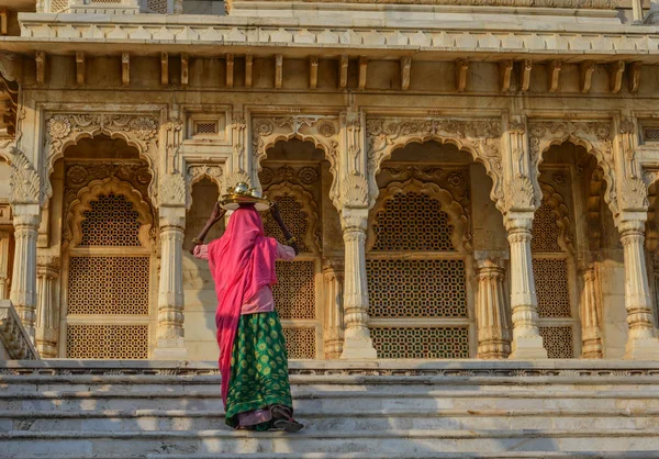 アジアの都市景観でポーズをとる若い女性観光客 — ストック写真