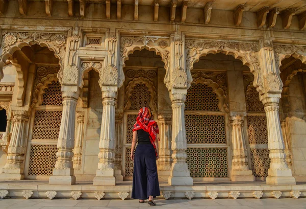 Ung Kvinnlig Turist Poserar Asiatiska Stadsbilden — Stockfoto