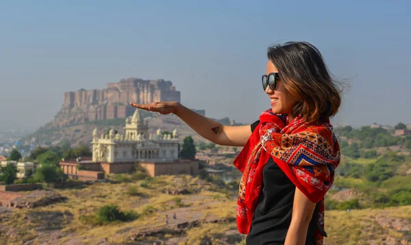 Junge Touristin Posiert Asiatischen Stadtbild — Stockfoto