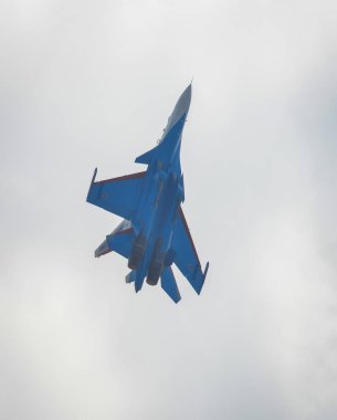 Langkawi, Malezya - 29. Langkawi Havaalanı'nda sahne alan Rus Şövalyeleri akrobasi gösteri ekibine ait Su-30sm savaş uçağı (Lgk).