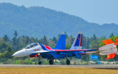 Langkawi, Malezya - 29. Langkawi Havaalanı'na Rus Şövalyeleri akrobasi gösteri ekibine ait Su-30sm savaş uçağı iniş (Lgk).