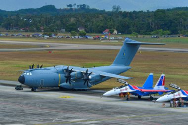 Langkawi, Malezya - 29. Rmaf Airbus A400m Atlas ve Su-30sm Rus Şövalyeleri Langkawi Havaalanı'na yanaşma (Lgk).