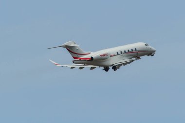 Langkawi, Malezya - 29. Bombardier Bd-100-1a10 Challenger 350 (özel uçak) Langkawi Havaalanı'ndan kalkış (Lgk)).