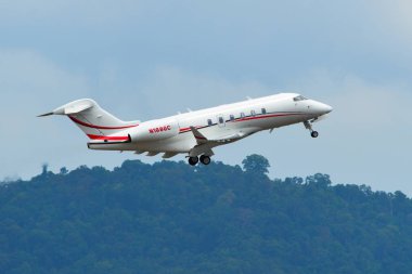 Langkawi, Malezya - 29. Bombardier Bd-100-1a10 Challenger 350 (özel uçak) Langkawi Havaalanı'ndan kalkış (Lgk)).