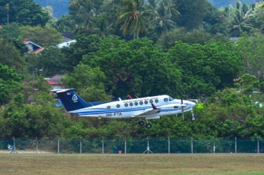 Langkawi, Malezya - 29. 9m-Pta Beechcraft B300 King Air 350 Malezya Kraliyet Polisi Langkawi Havaalanı'ndan havalanıyor (Lgk).