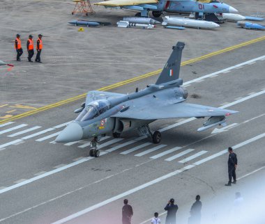 Langkawi, Malezya - 29. Hindistan Air Fore Hal Tejas savaş uçağı Langkawi Havaalanı pistinde taksi (Lgk).