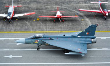 Langkawi, Malezya - 29. Hindistan Air Fore Hal Tejas savaş uçağı Langkawi Havaalanı pistinde taksi (Lgk).