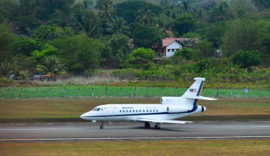 Langkawi, Malezya - 29. Dassault Falcon 900 M37-01 Malezya Kraliyet Hava Kuvvetleri Langkawi Havaalanı pistinde taksi (Lgk).