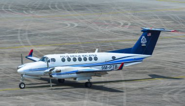 Langkawi, Malezya - 29. 9m-Pta Beechcraft B300 King Air 350 Kraliyet Malezya Polisi Langkawi Havaalanı pistinde taksi (Lgk).