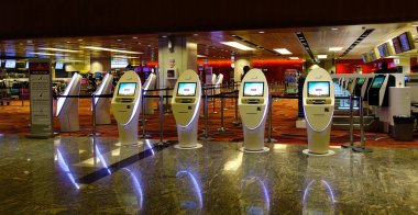 Singapur - Mar 28, 2019. Changi Havaalanı Terminal 4'teki Self Servis Check-in Kioskları (Sin). Terminal 4 resmen Ekim 2017'de açıldı.