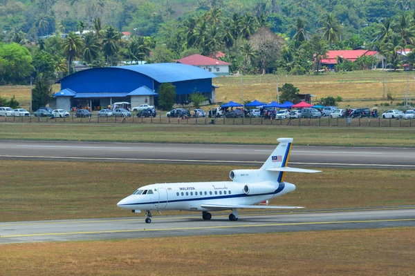Langkawi, Malezya - 29. Dassault Falcon 900 M37-01 Malezya Kraliyet Hava Kuvvetleri Langkawi Havaalanı pistinde taksi (Lgk).